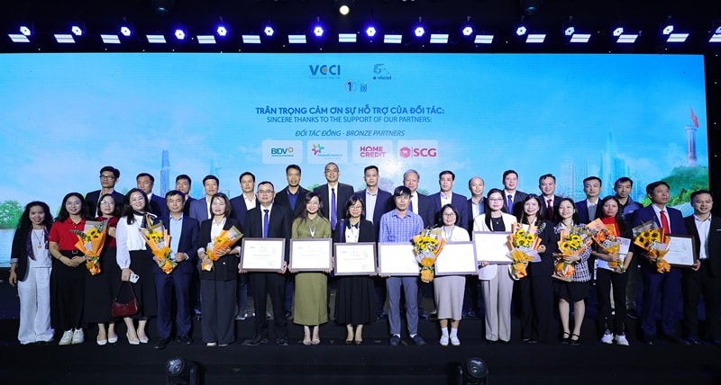 SCG và 7 công ty thành viên được vinh danh Top 100 doanh nghiệp bền vững 2025