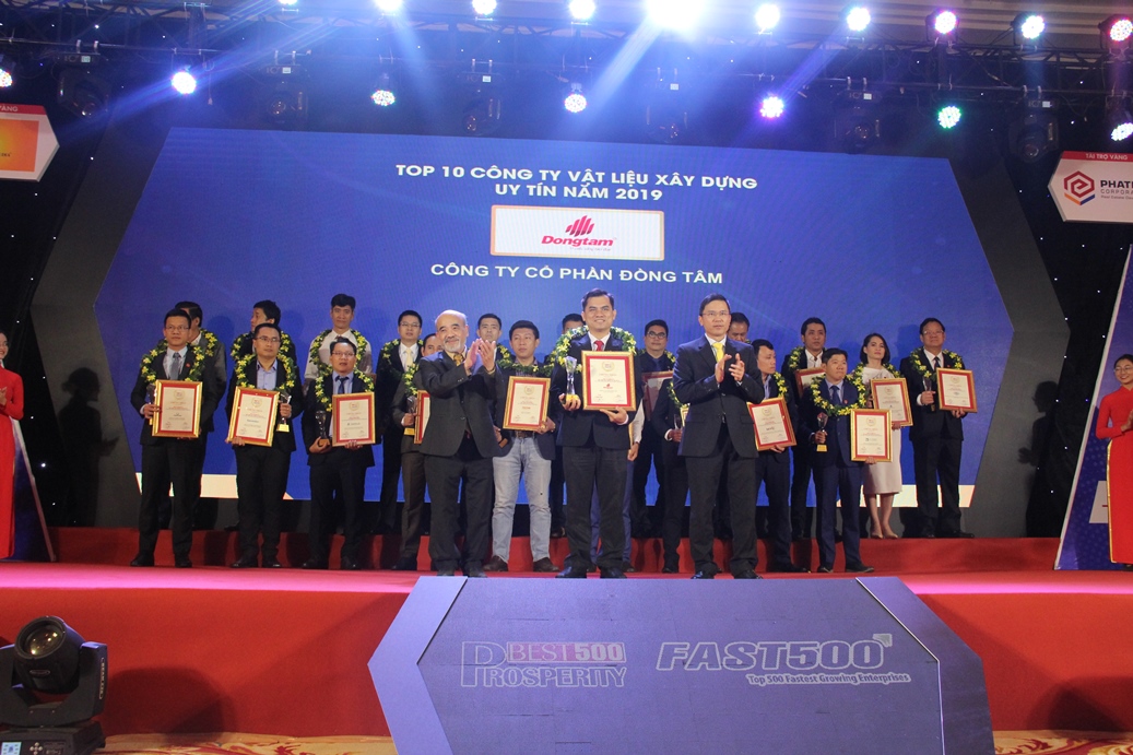 ĐỒNG TÂM vinh dự đón nhận danh hiệu Top 10 công ty uy tính ngành VLXD năm 2019